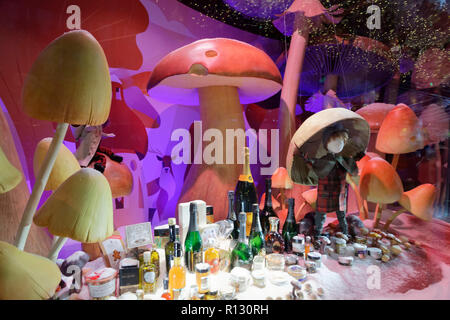 Paris, France. 8th Nov, 2018. Revelation of the  Christmas window displays at Printemps Haussmann store on November 8, 2018 in Paris, France. Credit: Bernard Menigault/Alamy Live News Stock Photo