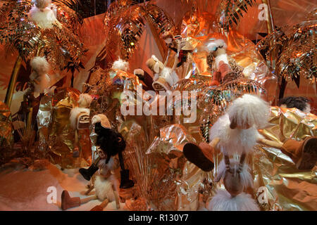 Paris, France. 8th Nov, 2018. Revelation of the  Christmas window displays at Printemps Haussmann store on November 8, 2018 in Paris, France. Credit: Bernard Menigault/Alamy Live News Stock Photo