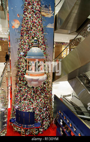 Paris, France. 8th Nov, 2018. Revelation of the  Christmas window displays at Printemps Haussmann store on November 8, 2018 in Paris, France. Credit: Bernard Menigault/Alamy Live News Stock Photo