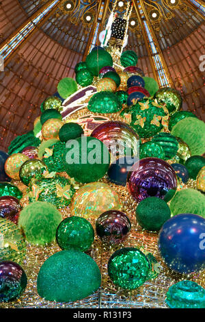 Paris, France. 8th Nov, 2018. Illustration View of Galeries Lafayette christmas decorations at Galeries Lafayette on November 8, 2018 in Paris, France. Credit: Bernard Menigault/Alamy Live News Stock Photo