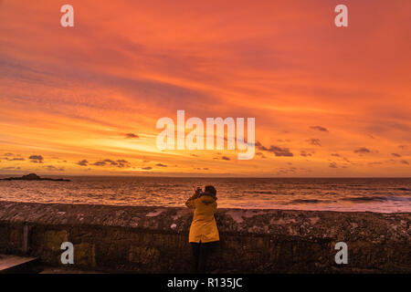 Mousehole, Cornwall, UK. 9th November 2018. UK Weather. The clouds cleared briefly at sunrise this morning in Cornwall. Strong winds and heavy showers are due in from mid morning onwards. Credit: Simon Maycock/Alamy Live News Stock Photo