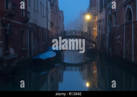 Venice, Italy. 09 November, 2018. Bridge and canal are seen while the city is immersed in a soft fog on November 09, 2018, in Venice, Italy. Venice woke up with the firsts soft fog, called in the Venetian dialect 'Caligo'.  © Simone Padovani / Awakening / Alamy Live News Stock Photo