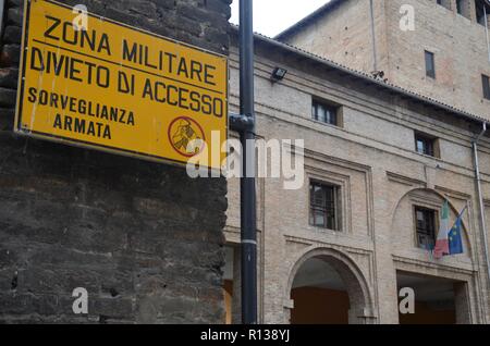 Parma, eine Stadt in der Emilia-Romagna, Italien: Der Palazzo della Pilotta: der militärische Bereich mit Hinweistafel Stock Photo