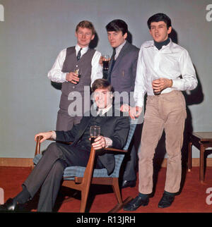 THE SEARCHERS UK pop group in 1965. From left: John McNally, Chris Curtis,  Mike Pender, Frank Allen Stock Photo