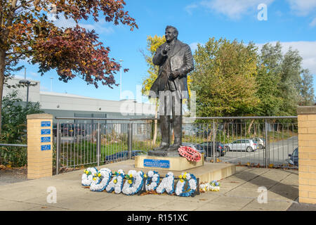 Statue of Don Revie outside Elland Road stadium. Don Revie was the manager who created Leeds Uniteds great Leeds team of the 1960’s and 1970's. Stock Photo