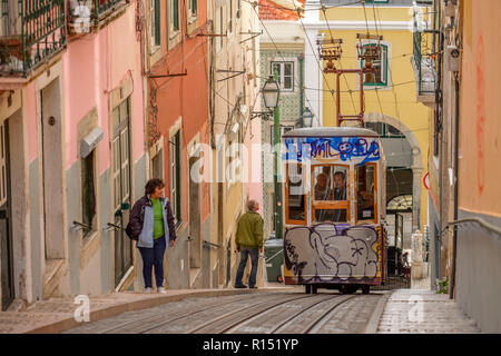 Standseilbahn Ascensor da Bica, Lissabon, Portugal Stock Photo
