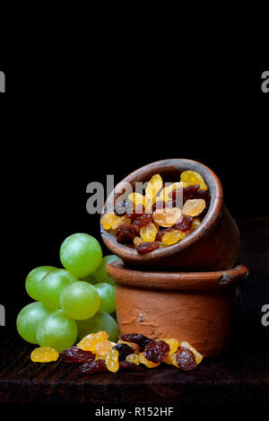 Sultanine, Rosinen in Schale und Weintrauben Stock Photo