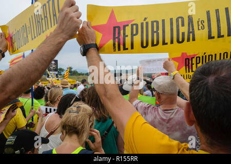 Demonstrators demanding freedom from political prisoners, Lledoners, Catalonia, Spain Stock Photo