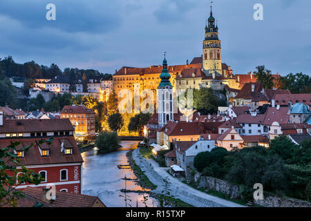 Krumlov Castle (featuring Round Tower), houses and Vltava (Moldau) River, Cesky Krumlov, Czech Republic Stock Photo