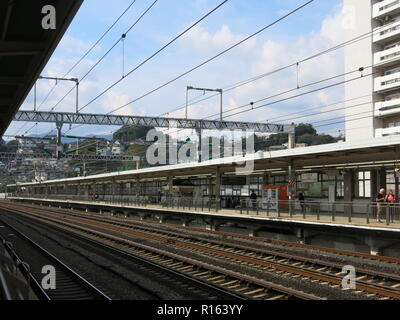 Odawara station is the gateway railway station to the Hakone area; view of a station platform and rail tracks. Stock Photo