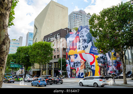 The House of Dior store on Agpujeong-ro in Gangnam, Seoul is an eyecatching focal point with it's external facade decorated with a colourful mural. Stock Photo
