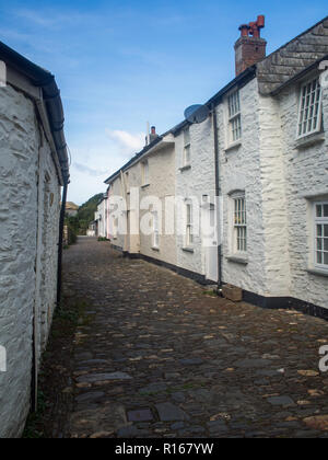 The beautiful cobbled streets and Cornish cottages of Boscastle in Cornwall Stock Photo