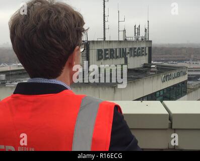 Berlin, Germany. 09th Nov, 2018. Airport CEO Engelbert Lütke Daldrup looks at the lettering 'Berlin-Tegel' at Tegel Airport. The airport was visited by members of the BER committee of inquiry. (to 'Operator: In Tegel permanently only half as many passengers possible' from 09.11.2018) Credit: Burkhard Fraune/dpa/ZB/dpa/Alamy Live News Stock Photo