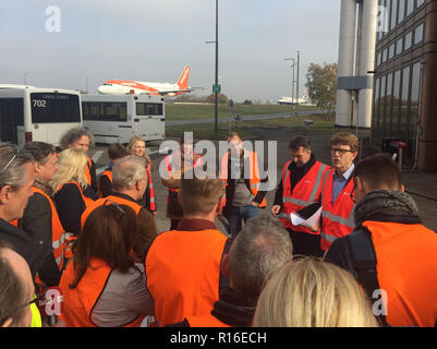 Berlin, Germany. 09th Nov, 2018. Airport CEO Engelbert Lütke Daldrup (2nd from right) leads members of the BER investigative committee and journalists through Tegel Airport. (to 'Operator: In Tegel permanently only half as many passengers possible' from 09.11.2018) Credit: Burkhard Fraune/dpa/ZB/dpa/Alamy Live News Stock Photo