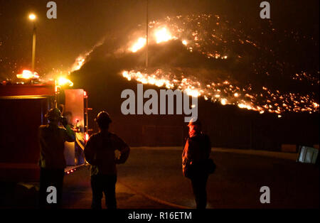 Oak Park, California, USA. 9th Nov 2018. . Overnight firefighters battle the Santa Rosa fire Thursday night into Friday morning. One of two wind-driven brush fires that erupted in Ventura County Thursday exploded to 8,000 acres amid even stronger winds early Friday. Approximately 75,000 homes are under evacuation orders along the Ventura-Los Angeles border.Photo by Gene Blevins/ZumaPress Credit: Gene Blevins/ZUMA Wire/Alamy Live News Stock Photo