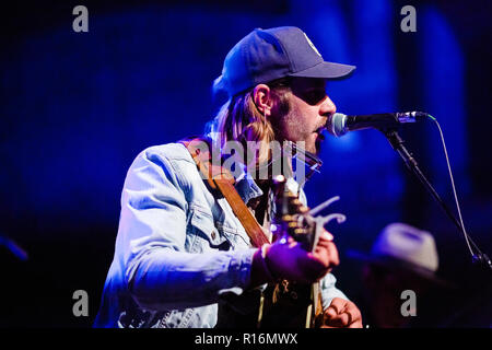 Cambridge, UK. 9th November, 2018. Austria's Chris Comper aka Prinz Grizzly performing with band live at the Cambridge Corn Exchange. Prinz Grizzly is currently supporting Seasick Steve. Richard Etteridge / Alamy Live News Stock Photo