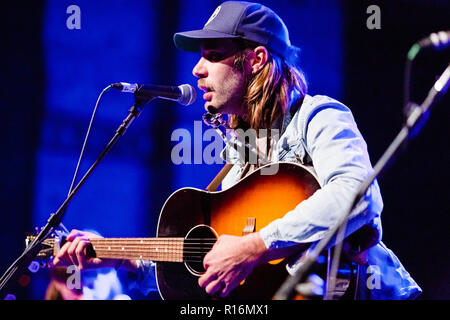 Cambridge, UK. 9th November, 2018. Austria's Chris Comper aka Prinz Grizzly performing with band live at the Cambridge Corn Exchange. Prinz Grizzly is currently supporting Seasick Steve. Richard Etteridge / Alamy Live News Stock Photo