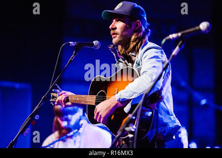 Cambridge, UK. 9th November, 2018. Austria's Chris Comper aka Prinz Grizzly performing with band live at the Cambridge Corn Exchange. Prinz Grizzly is currently supporting Seasick Steve. Richard Etteridge / Alamy Live News Stock Photo