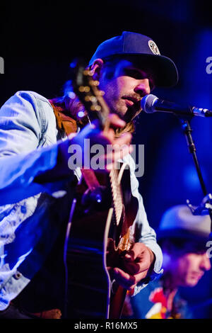 Cambridge, UK. 9th November, 2018. Austria's Chris Comper aka Prinz Grizzly performing with band live at the Cambridge Corn Exchange. Prinz Grizzly is currently supporting Seasick Steve. Richard Etteridge / Alamy Live News Stock Photo