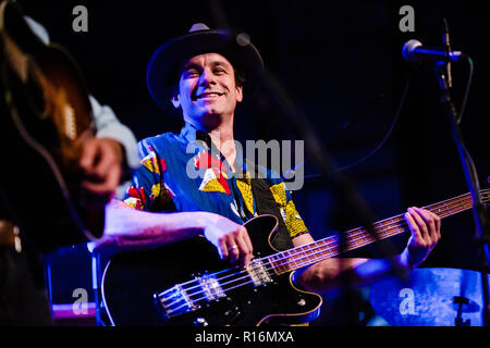 Cambridge, UK. 9th November, 2018. Austria's Chris Comper aka Prinz Grizzly performing with band live at the Cambridge Corn Exchange. Prinz Grizzly is currently supporting Seasick Steve. Richard Etteridge / Alamy Live News Stock Photo