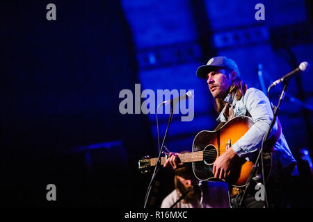 Cambridge, UK. 9th November, 2018. Austria's Chris Comper aka Prinz Grizzly performing with band live at the Cambridge Corn Exchange. Prinz Grizzly is currently supporting Seasick Steve. Richard Etteridge / Alamy Live News Stock Photo