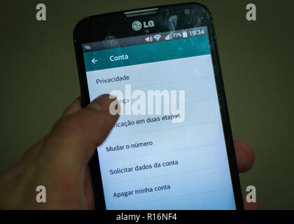 SÃO PAULO, SP - 09.11.2018: WHATSAPP APAGARÁ TODAS AS MENSAGENS - As of November 12, all WhatsApp messages that are not saved will be deleted for those who do not use the Apple OS, iOS. Friday (09). (Photo: Bruno Amaral/Fotoarena) Stock Photo