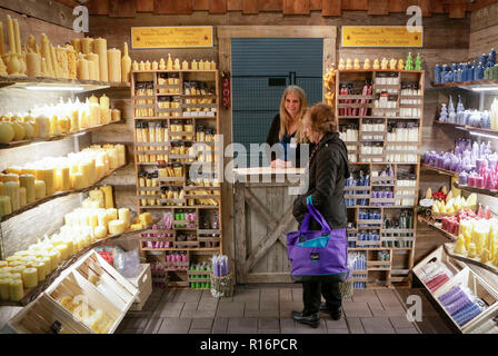 Vancouver, Canada. 9th Nov, 2018. A visitor looks at bee wax candles at the Circle Craft Market, Canada's one of the biggest craftspeople's annual events, in Vancouver, Canada, on Nov. 9, 2018. Credit: Liang Sen/Xinhua/Alamy Live News Stock Photo