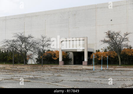 An abandoned storefront at the now closed Summit Point Mall in Waterford Township, Michigan on October 26, 2018. Stock Photo