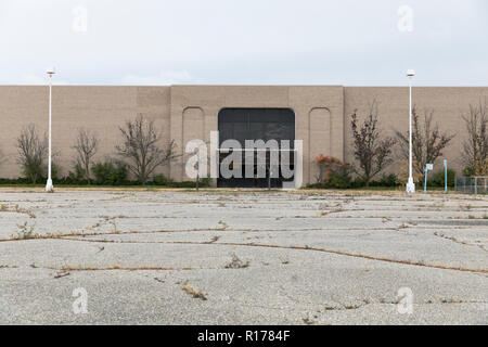 An abandoned storefront at the now closed Summit Point Mall in Waterford Township, Michigan on October 26, 2018. Stock Photo