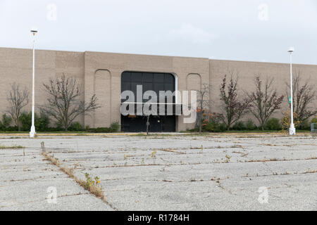 An abandoned storefront at the now closed Summit Point Mall in Waterford Township, Michigan on October 26, 2018. Stock Photo