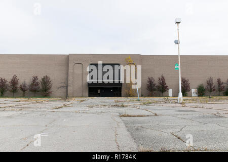 An abandoned storefront at the now closed Summit Point Mall in Waterford Township, Michigan on October 26, 2018. Stock Photo