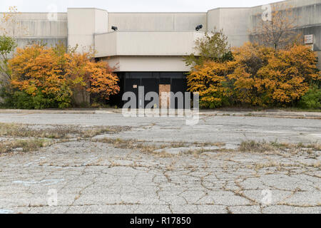 An abandoned storefront at the now closed Summit Point Mall in Waterford Township, Michigan on October 26, 2018. Stock Photo