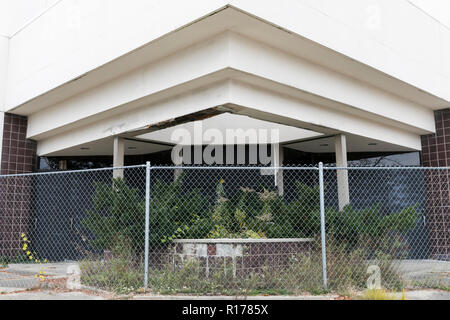 An abandoned storefront at the now closed Summit Point Mall in Waterford Township, Michigan on October 26, 2018. Stock Photo