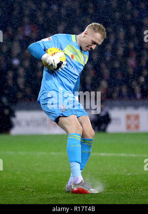 Sheffield Wednesday goalkeeper Cameron Dawson pops a balloon during the Sky Bet Championship match at Bramall Lane, Sheffield. Stock Photo