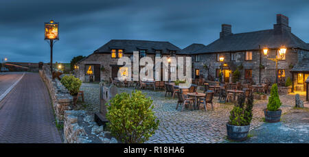 On a cold and overcast night in November the lights of Jamaica Inn look inviting to passers-by on windswept Bodmin Moor, made famous by Daphne du Maur Stock Photo