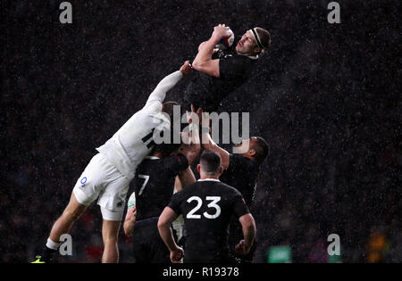 New Zealand's Brodie Retallick wins the line out ball during the Quilter International match at Twickenham Stadium, London. Stock Photo