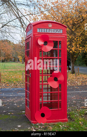 Lest We Forget WW1 Centenary, decorated telephone box in Compton, Surrey Stock Photo