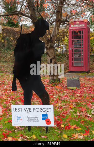 Lest We Forget WW1 Centenary, decorated telephone box in Shackleford, Surrey Stock Photo