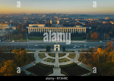 Chisinau Triumphal Arch and Government building in central Chisinau Stock Photo