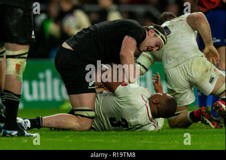 Twickenham, London, UK. 10th November 2018.  England's Kyle Sinckler and New Zealand's Brodie Retallick during the Quilter Rugby Union International between England and New Zealand at Twickenham Stadium. Credit:Paul Harding/Alamy Live News  Editorial Use Only Stock Photo