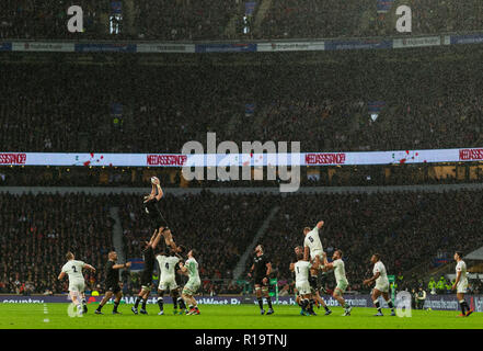 Twickenham, London, UK. 10th November 2018.  General View as New Zealand's Brodie Retallick wins a lineout during the Quilter Rugby Union International between England and New Zealand at Twickenham Stadium. Credit:Paul Harding/Alamy Live News  Editorial Use Only Stock Photo