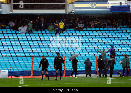 Buenos Aires, Argentina. 10th Nov, 2018. Chilean referee Roberto Tobar (2.left) and his team-mates tour the pitch at the Bombonera before the first final of the Copa Libertadores between Boca Juniors and River Plate. The first superclassic final of the Copa Libertadores was postponed to Sunday 11/11/2018 as a consequence of the heavy rain that fell in Buenos Aires and flooded the grass of the stadium Alberto J Armando stadium. Credit: Ortiz Gustavo/dpa/Alamy Live News Stock Photo