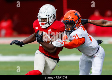 Lincoln, NE. U.S. 10th Nov, 2018. Illinois Fighting Illini defensive back Jartavius Martin #21 reaches to tackle Nebraska Cornhuskers wide receiver JD Spielman #10 in action during a NCAA Division 1 football game between Illinois Fighting Illini and the Nebraska Cornhuskers at Memorial Stadium in Lincoln, NE. Attendance: 88,316.Nebraska won 54-35.Michael Spomer/Cal Sport Media/Alamy Live News Stock Photo