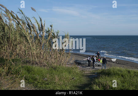 Malaga, MALAGA, Spain. 10th Nov, 2018. Police officers seen inspecting the dinghy after arriving on the beach with a group of migrants.A dinghy with migrants and two dead arrived at the Chilches beach near the coast of Velez MÃ¡laga, in Malaga. According to the media and witnesses, some of the migrants from Morocco escaped at the beach while the two corpses were found inside the small boat. Credit: Jesus Merida/SOPA Images/ZUMA Wire/Alamy Live News Stock Photo