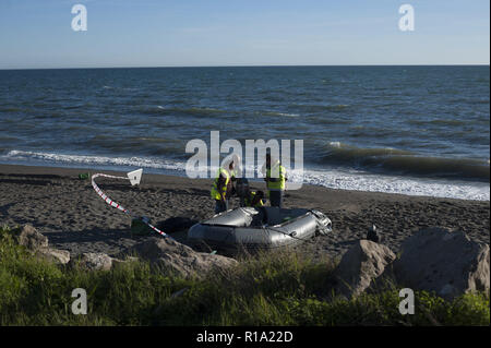 Malaga, MALAGA, Spain. 10th Nov, 2018. Police officers seen inspecting the dinghy after arriving on the beach with a group of migrants.A dinghy with migrants and two dead arrived at the Chilches beach near the coast of Velez MÃ¡laga, in Malaga. According to the media and witnesses, some of the migrants from Morocco escaped at the beach while the two corpses were found inside the small boat. Credit: Jesus Merida/SOPA Images/ZUMA Wire/Alamy Live News Stock Photo