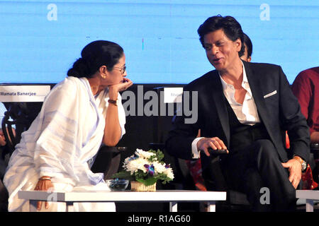 Kolkata, India. 10th Nov, 2018. Indian actor Shahrukh Khan (right) and West Bengal Chief Minister Mamata Banerjee (left) hold a book on film festival during the inauguration ceremony of 24th Kolkata International Film Festival. Credit: Saikat Paul/Pacific Press/Alamy Live News Stock Photo