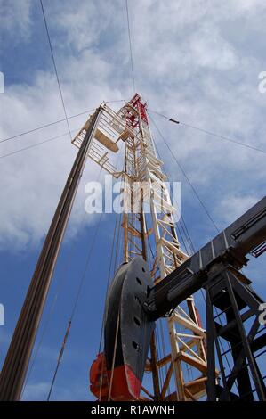 Pulling unit during well completion in Midland County, west Texas Stock Photo