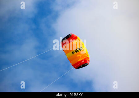 Lenkdrachen am blauen Himmel mit einigen Wolken. Fly a kite n a blue sky with a few nice clouds. Stock Photo