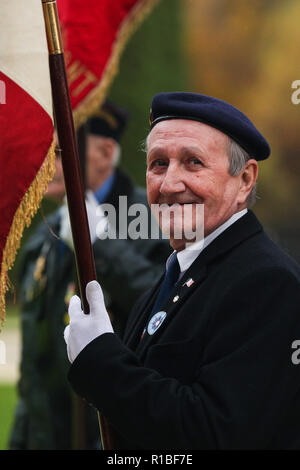 Paris, France. 10th Nov, 2018. A veteran attends a ceremony to commemorate the 100th anniversary of the end of World War I, near the town of Compiegne, France, Nov. 10, 2018. French President Emmanuel Macron and German Chancellor Angela Merkel clasped hands on Saturday during a solemn joint ceremony at a historic site, in a vow of peace and unity. Credit: Zheng Huansong/Xinhua/Alamy Live News Stock Photo