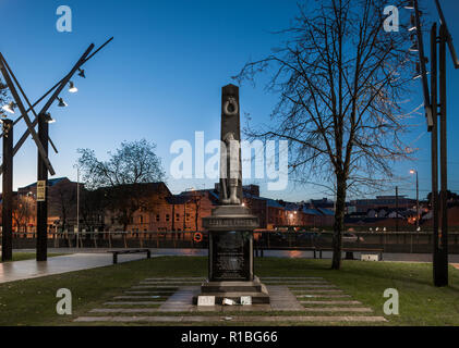 Cork, Cork City, Ireland. 11th November. 2018. Dawn breaks on Armistice centennial Day at the War memorial  which features a carving of a Munster Fusilier soldier on the South Mall, Cork, Ireland. Stock Photo